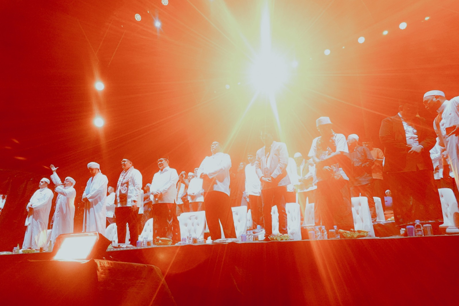 Jakmania, kelompok suporter militan Persija Jakarta, memadati kawasan Monas, Jakarta Pusat, untuk merayakan Hari Ulang Tahun (HUT) ke-28 mereka. Perayaan yang digelar dalam format tabligh akbar pada Jumat (19/12) malam tersebut dihadiri langsung oleh Gubernur Pramono Anung dan Wakil Gubernur Rano Karno. (X@PersijaJakarta)